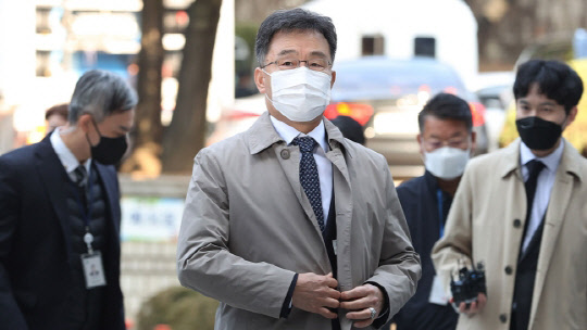 '대장동 의혹'의 핵심 인물 중의 한명인 화천대유자산관리(화천대유) 대주주 김만배씨가 3일 오전 서울 서초구 서울중앙지방법원에서 열린 구속 전 피의자 심문(영장실질심사)에 출석하고 있다. 연합뉴스